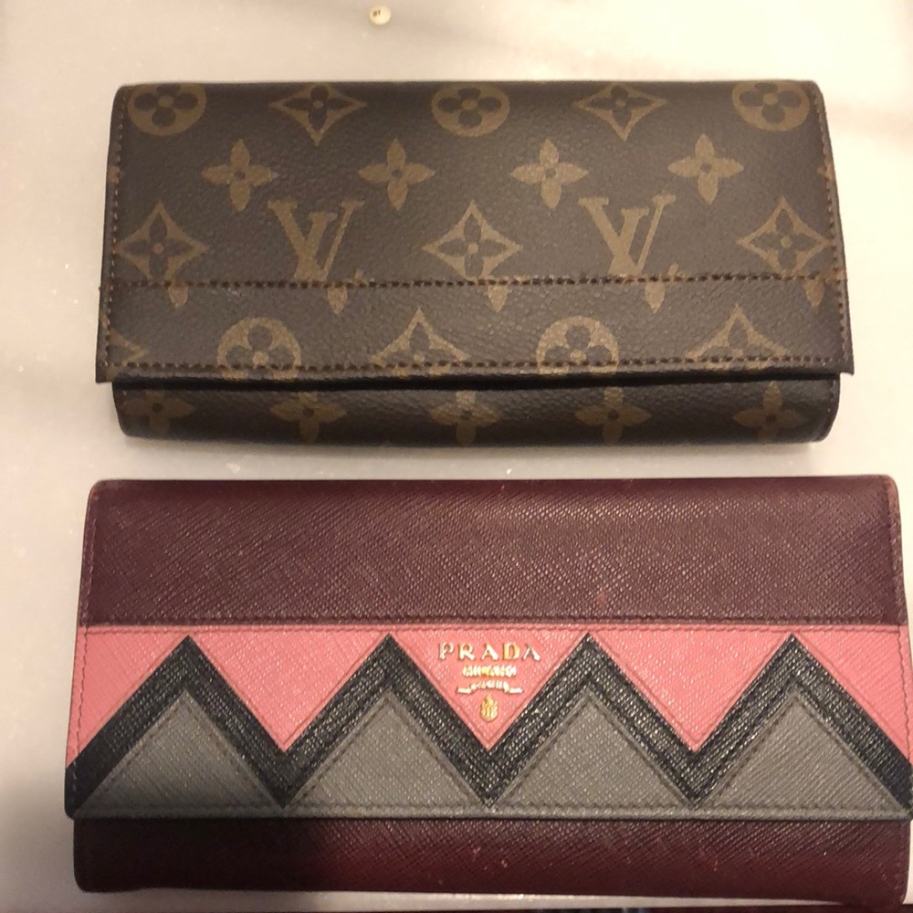 Authentic Prada Large Saffiano Leather Wallet in good conditions.